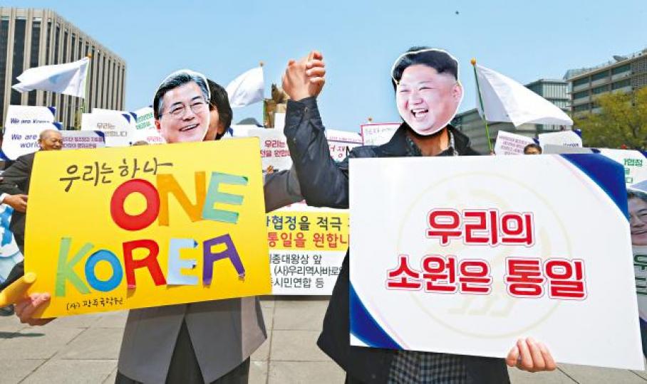 ■南韓支持兩韓峯會人士昨在首爾戴上文在寅(左)和金正恩面具,指大家同屬大韓民族。 ■南韓支持兩韓峯會人士昨在首爾戴上文在寅(左)和金正恩面具,指大家同屬大韓民族。