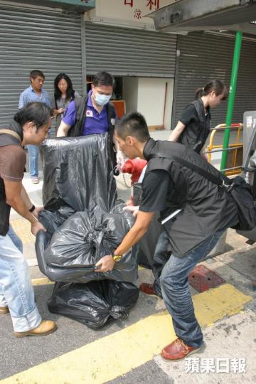 ■案發後警方在長沙灣和興大廈蒐證。資料圖片 ■案發後警方在長沙灣和興大廈蒐證。資料圖片