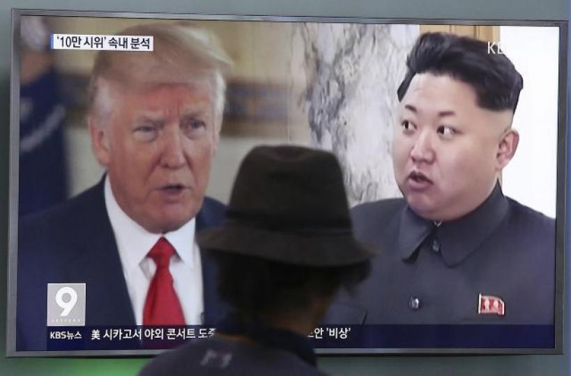 ■特朗普(左)曾嘲笑金正恩是「火箭人」,最近卻改口說金仔「非常開朗」及「值得尊敬」。 資料圖片 ■特朗普(左)曾嘲笑金正恩是「火箭人」,最近卻改口說金仔「非常開朗」及「值得尊敬」。 資料圖片