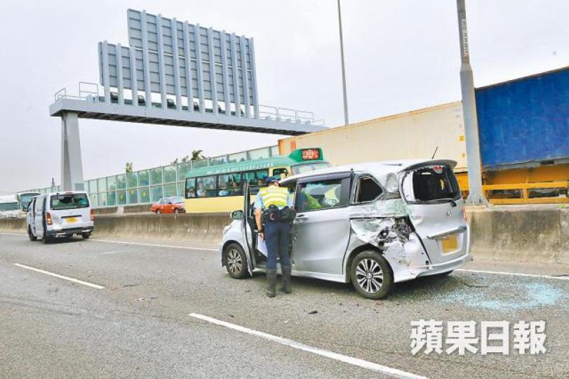 ■私家車車尾被撞凹,玻璃碎散落一地,警員上車調查。梁瑞帆攝■傷殘女司機被小巴撞飛10米倒卧馬路,其義肢更被撞甩(箭嘴示)。讀者提供圖片 ■私家車車尾被撞凹,玻璃碎散落一地,警員上車調查。梁瑞帆攝■傷殘女司機被小巴撞飛10米倒卧馬路,其義肢更被撞甩(箭嘴示)。讀者提供圖片
