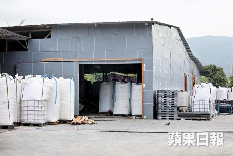 ■涉事工廠存有大量待加工塑膠材料。黎樹雄攝■記者拿起疑似工廠製成品的膠粒,色粉將手部染色。 ■涉事工廠存有大量待加工塑膠材料。黎樹雄攝■記者拿起疑似工廠製成品的膠粒,色粉將手部染色。