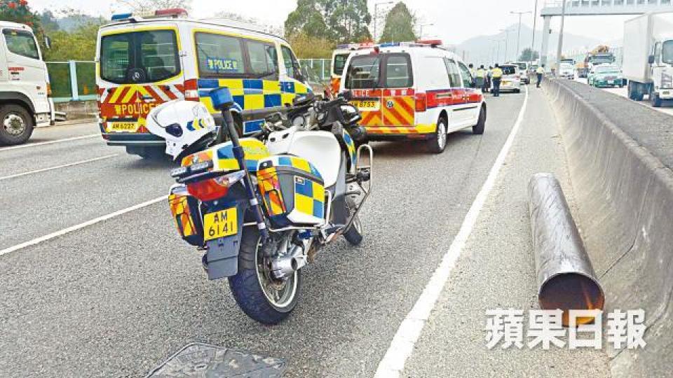 ■意外現場遺下長約2米直徑30厘米的大鋼管,疑為其他車輛運載時跌下。 ■意外現場遺下長約2米直徑30厘米的大鋼管,疑為其他車輛運載時跌下。