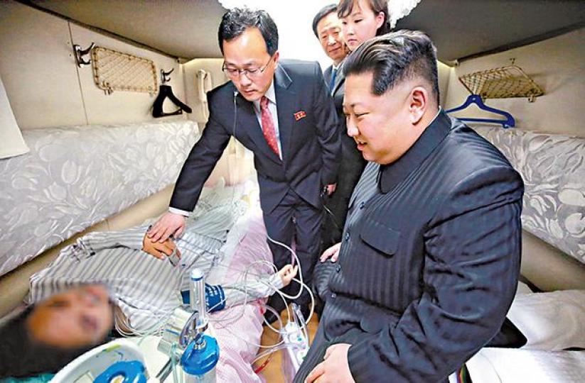 ■金正恩登上專列探視傷者。 ■金正恩登上專列探視傷者。