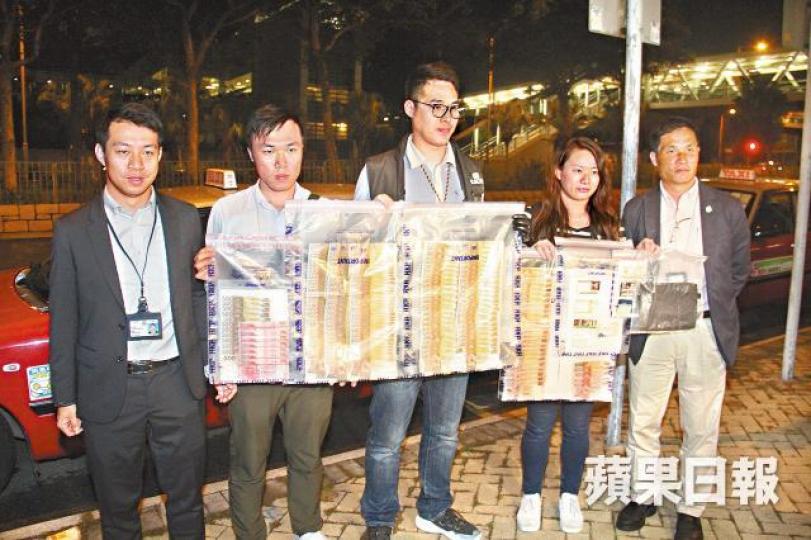 ■警員撿獲印有「練功專用禁止流通」字樣的練功券。黎志偉攝 ■警員撿獲印有「練功專用禁止流通」字樣的練功券。黎志偉攝
