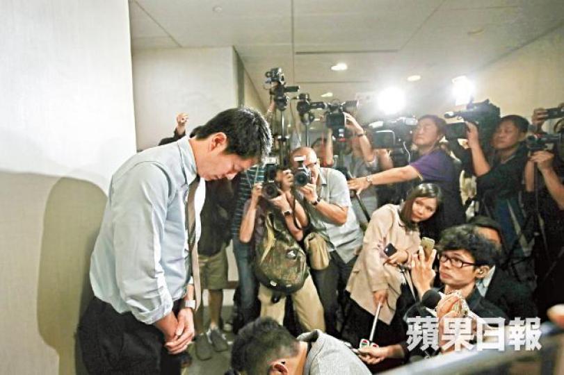 ■許智峯昨晚出席民主黨中委會前向公眾及涉事女行政主任鞠躬致歉,承認行為「好錯好錯」。何柏佳攝 ■許智峯昨晚出席民主黨中委會前向公眾及涉事女行政主任鞠躬致歉,承認行為「好錯好錯」。何柏佳攝