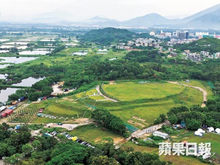 ■天水圍「嘉湖山丘」去年被平整改建成高爾夫球練習場及燒烤場。 ■天水圍「嘉湖山丘」去年被平整改建成高爾夫球練習場及燒烤場。