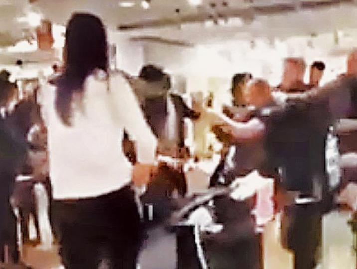 ■中國客因排隊問題,在法國商場與外籍人士爆混戰。■巴黎世家潮鞋Triple S ■中國客因排隊問題,在法國商場與外籍人士爆混戰。■巴黎世家潮鞋Triple S