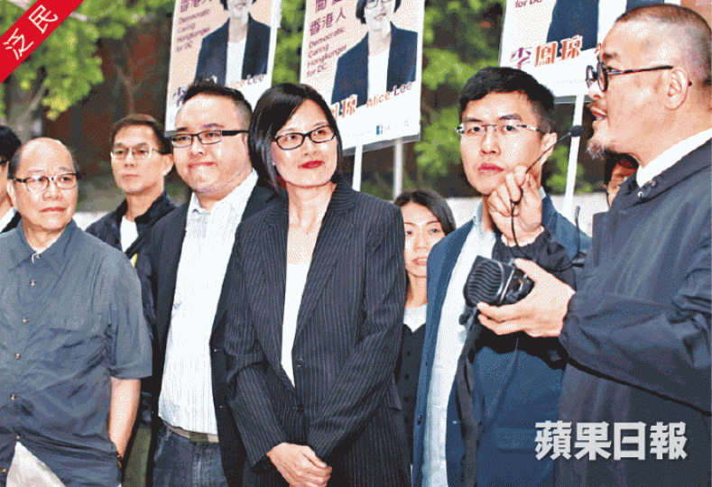■李鳳琼(中)昨報名參選,獲邵家臻(右一)、區諾軒(右二)等民主派議員站台。李家皓攝 ■李鳳琼(中)昨報名參選,獲邵家臻(右一)、區諾軒(右二)等民主派議員站台。李家皓攝