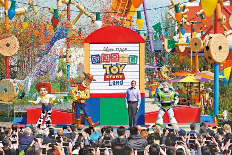■上海迪士尼新園區反斗奇兵大本營昨開幕,多位動畫主角及迪士尼主席伊熱一同現身開幕儀式。路透社■旅客在「胡迪牛仔嘉年華」成為馬車座上客。美聯社■抱抱龍沖天賽車為旅客帶來刺激感。路透社■商店擺滿反斗奇兵的精品。美聯社 ■上海迪士尼新園區反斗奇兵大本營昨開幕,多位動畫主角及迪士尼主席伊熱一同現身開幕儀式。路透社■旅客在「胡迪牛仔嘉年華」成為馬車座上客。美聯社■抱抱龍沖天賽車為旅客帶來刺激感。路透社■商店擺滿反斗奇兵的精品。美聯社