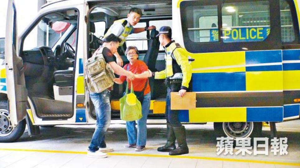 ■死者母親於意外中並無受傷,事後到醫院了解事件。簡明恩攝■小巴司機意外後接受警方問話。 ■死者母親於意外中並無受傷,事後到醫院了解事件。簡明恩攝■小巴司機意外後接受警方問話。