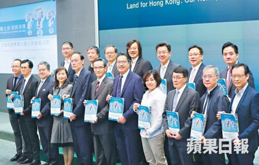 ■土地供應專責小組昨召開記者會為大辯論造勢。■土地小組諮詢文件被指抽起改劃丁地興建公營房屋的選項。 ■土地供應專責小組昨召開記者會為大辯論造勢。■土地小組諮詢文件被指抽起改劃丁地興建公營房屋的選項。