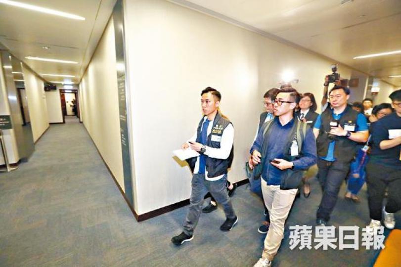 ■警員前晚到立法會大樓搜證。 ■警員前晚到立法會大樓搜證。