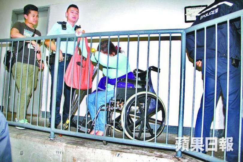 ■被捕輪椅婦倚着欄杆以普通話哭喊及向警員哀求。潘志能攝■女站長遇襲後感不適送院檢查。 ■被捕輪椅婦倚着欄杆以普通話哭喊及向警員哀求。潘志能攝■女站長遇襲後感不適送院檢查。