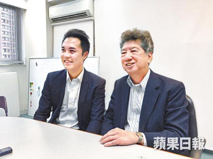 ■黃梓謙(左)昨與湯家驊稱民主思路正研究再開新一年課程。呂浩然攝 ■黃梓謙(左)昨與湯家驊稱民主思路正研究再開新一年課程。呂浩然攝