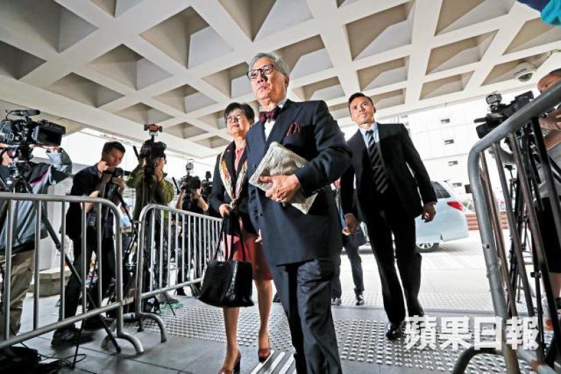 ■曾蔭權昨出庭應訊,被問及對上訴是否有信心時稱「上天決定」。謝榮耀攝 ■曾蔭權昨出庭應訊,被問及對上訴是否有信心時稱「上天決定」。謝榮耀攝