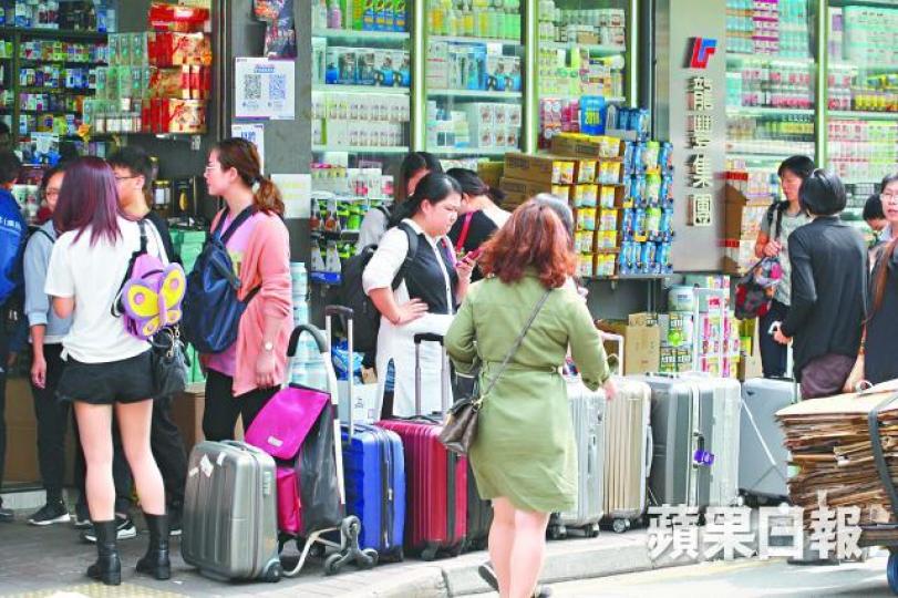 ■上水出現大批代購兵團,藥妝店外行人路被眾多旅行篋阻塞。張軍攝■代購人士手持貨單執貨。 ■上水出現大批代購兵團,藥妝店外行人路被眾多旅行篋阻塞。張軍攝■代購人士手持貨單執貨。