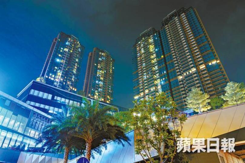 ■元朗私樓空置率全港最高,Grand Yoho昨晚燈火疏落,一幢更漆黑一片。方家遠攝 ■元朗私樓空置率全港最高,Grand Yoho昨晚燈火疏落,一幢更漆黑一片。方家遠攝