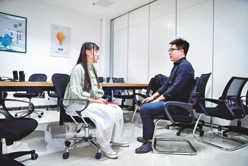 ■申悅正聆聽同事在工作上遇到的難題。