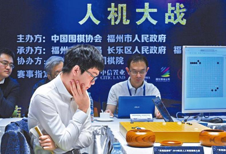 ■中國圍棋棋王柯潔力戰AI星陣圍棋,最終不敵落敗。路透社 ■中國圍棋棋王柯潔力戰AI星陣圍棋,最終不敵落敗。路透社