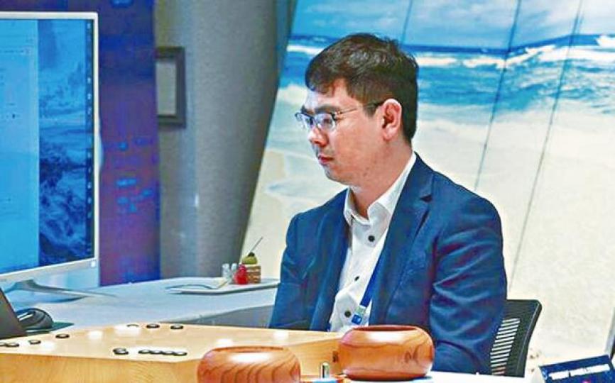 ■星陣經電腦顯示棋步後，由星陣圍棋第一作者金涬代為落子。