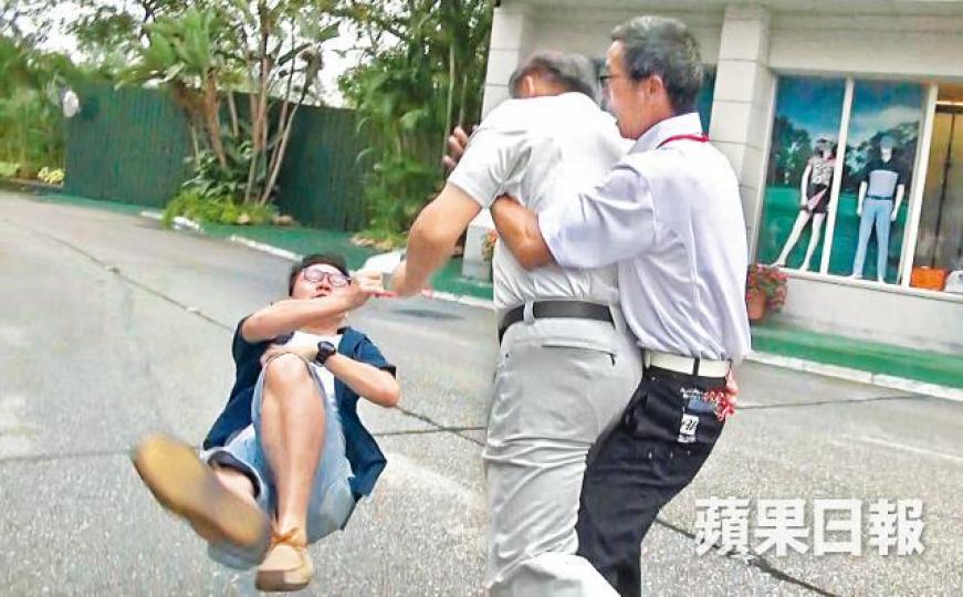 【摔地】■施襲男子將盧俊文摔落地上,其間保安上前將他拉走。王子俊攝【叉頸】■工黨成員盧俊文昨被一名掛有大聯盟工作證男子叉頸。■工黨昨到粉嶺高球場示威,與在場人士衝突。 【摔地】■施襲男子將盧俊文摔落地上,其間保安上前將他拉走。王子俊攝【叉頸】■工黨成員盧俊文昨被一名掛有大聯盟工作證男子叉頸。■工黨昨到粉嶺高球場示威,與在場人士衝突。