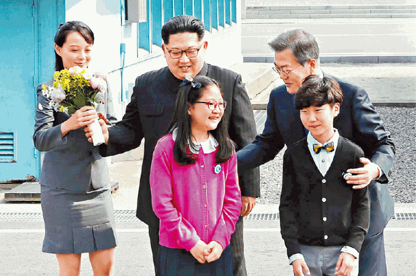 ■金與正(左一)全程在金正恩身旁打點,包括為他接過鮮花。 ■金與正(左一)全程在金正恩身旁打點,包括為他接過鮮花。