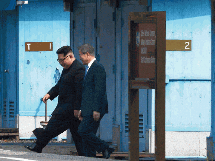 ■金正恩昨與文在寅跨越三八線。 ■金正恩昨與文在寅跨越三八線。