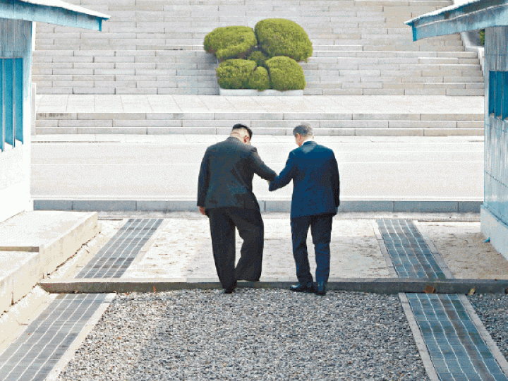 【08:30 跨越分界】■金正恩踏進南韓後,即興邀文在寅「訪問北韓」,兩人拖手踏入北韓。美聯社【08:33 接受獻花】■兩人之後返回南韓,金正恩接受兩名住在非軍事區內的孩子獻花。路透社【08:37 檢閱部隊】■金正恩在文在寅陪同下,於和平之家前檢閱南韓儀仗隊,創北韓領袖先河。【15:38 合力種樹】■兩韓領袖在板門店分界線上植松樹。樹苗在1953年兩韓簽署停火協議時種下。路透社【15:45 橋上交談】■植樹後兩人漫步到「徒步橋」,並在橋上坐下交談約30分鐘。南韓特別為會談將橋重新塗上象徵兩韓和平 【08:30 跨越分界】■金正恩踏進南韓後,即興邀文在寅「訪問北韓」,兩人拖手踏入北韓。美聯社【08:33 接受獻花】■兩人之後返回南韓,金正恩接受兩名住在非軍事區內的孩子獻花。路透社【08:37 檢閱部隊】■金正恩在文在寅陪同下,於和平之家前檢閱南韓儀仗隊,創北韓領袖先河。【15:38 合力種樹】■兩韓領袖在板門店分界線上植松樹。樹苗在1953年兩韓簽署停火協議時種下。路透社【15:45 橋上交談】■植樹後兩人漫步到「徒步橋」,並在橋上坐下交談約30分鐘。南韓特別為會談將橋重新塗上象徵兩韓和平
