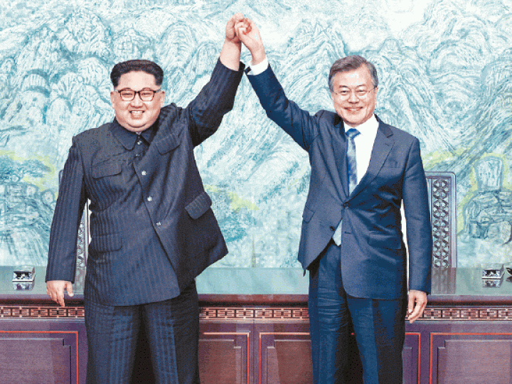 【17:00 達成協議】■金正恩和文在寅簽署《板門店宣言》後牽手慶祝。美聯社 【17:00 達成協議】■金正恩和文在寅簽署《板門店宣言》後牽手慶祝。美聯社