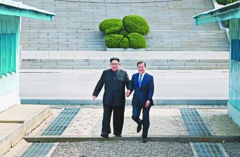 【跨越三八線】■北韓領袖金正恩及南韓總統文在寅昨早於板門店牽着手跨越三八線,為兩韓峯會揭開序幕。路透社■金正恩及文在寅於「和平之家」簽署《板門店宣言》,確認尋求無核化和永久和平的目標。 【跨越三八線】■北韓領袖金正恩及南韓總統文在寅昨早於板門店牽着手跨越三八線,為兩韓峯會揭開序幕。路透社■金正恩及文在寅於「和平之家」簽署《板門店宣言》,確認尋求無核化和永久和平的目標。