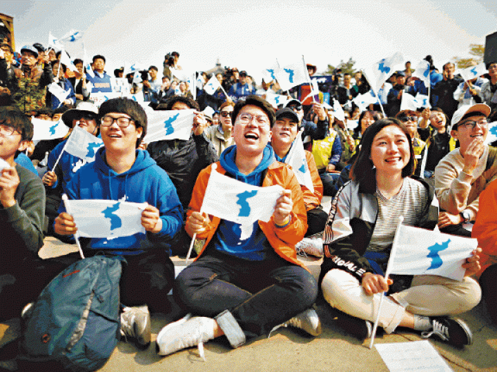 ■南韓民眾對峯會感雀躍,並手持象徵兩韓統一的旗幟。路透社 ■南韓民眾對峯會感雀躍,並手持象徵兩韓統一的旗幟。路透社