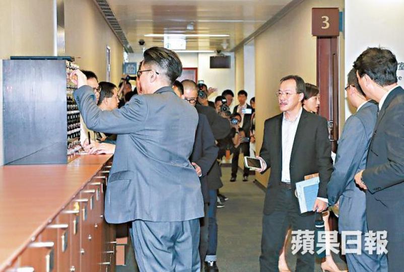 ■行管會昨閉門播放涉事CCTV影片,出席議員睇片前要先交出手機。 ■行管會昨閉門播放涉事CCTV影片,出席議員睇片前要先交出手機。
