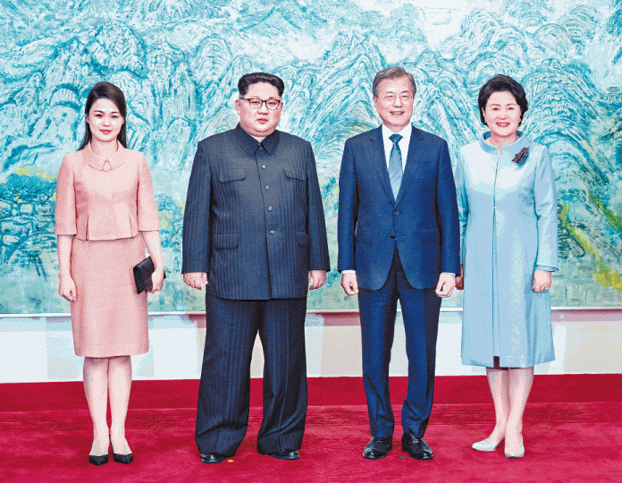 ■金正恩夫人李雪主(左)和文在寅夫人金正淑出席和平之家晚宴。路透社 ■金正恩夫人李雪主(左)和文在寅夫人金正淑出席和平之家晚宴。路透社