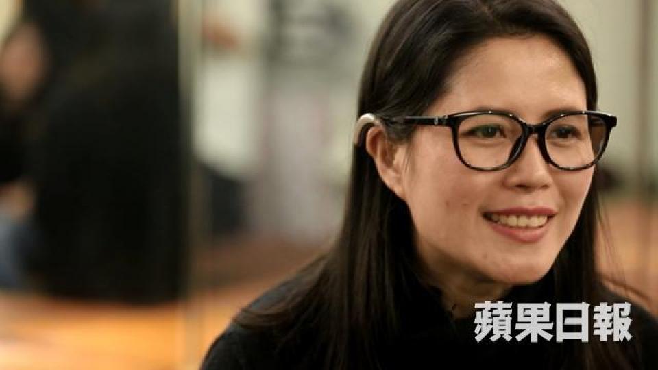 Amy除掉助聽器後,連雷聲也聽不到:「開助聽器又很嘈,有時會羨慕健聽人,看電視時不用看字幕,又能離遠聽到別人說話。」Amy修讀中藥課程,又赴印度取經,研製天然的活髮、養髮膏。店長Julia做事細心,雖然聽不到也不會口語,仍有很多客人點名找她養髮。每位養髮師傅都各有所長,例如星星擅長電腦、會計和維修;每次壞機、爆水喉等都是他負責修理。訪問期間,Amy多次感謝客人沒有歧視他們,甚至成為朋友,會接他們放工、聊家事、學手語。他們不只是同事和朋友,更像戰友,「我們是(聾人中)很幸運的一群,所以更加要努力, Amy除掉助聽器後,連雷聲也聽不到:「開助聽器又很嘈,有時會羨慕健聽人,看電視時不用看字幕,又能離遠聽到別人說話。」Amy修讀中藥課程,又赴印度取經,研製天然的活髮、養髮膏。店長Julia做事細心,雖然聽不到也不會口語,仍有很多客人點名找她養髮。每位養髮師傅都各有所長,例如星星擅長電腦、會計和維修;每次壞機、爆水喉等都是他負責修理。訪問期間,Amy多次感謝客人沒有歧視他們,甚至成為朋友,會接他們放工、聊家事、學手語。他們不只是同事和朋友,更像戰友,「我們是(聾人中)很幸運的一群,所以更加要努力,