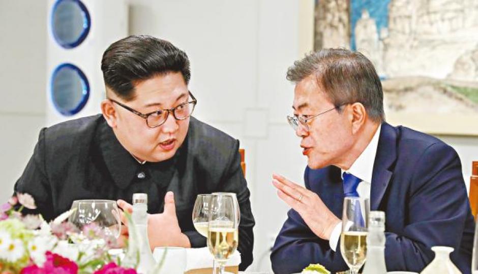 ■金正恩(左)和文在寅簽署《板門店宣言》後,在晚宴交談甚歡,金正恩酒後開始臉紅紅。路透社 ■金正恩(左)和文在寅簽署《板門店宣言》後,在晚宴交談甚歡,金正恩酒後開始臉紅紅。路透社
