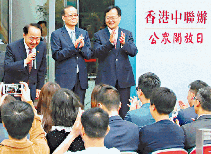 ■王志民(左)昨主持開放日開幕禮,期望員工與公眾「行埋一齊」。李家皓攝 ■王志民(左)昨主持開放日開幕禮,期望員工與公眾「行埋一齊」。李家皓攝
