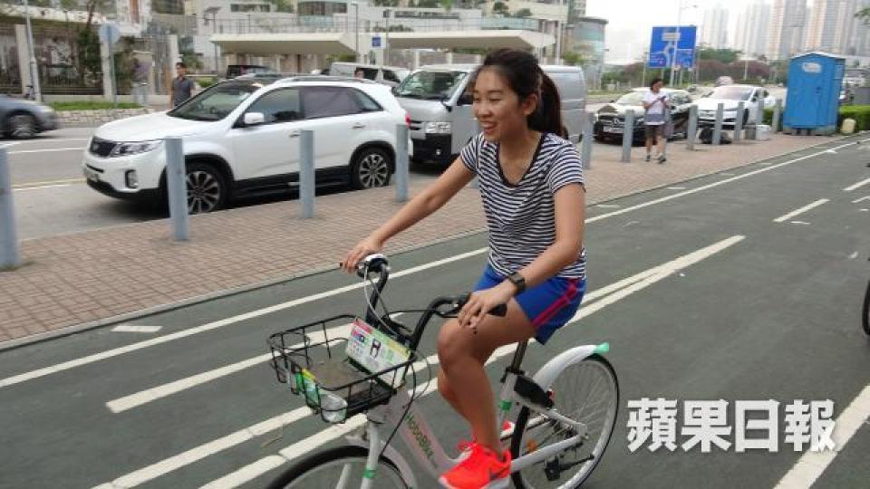 ■王小姐指不應在馬路踩電動滑板車,因可能造成危險,但贊成政府應該適量容許市民使用這種電動車。 ■王小姐指不應在馬路踩電動滑板車,因可能造成危險,但贊成政府應該適量容許市民使用這種電動車。