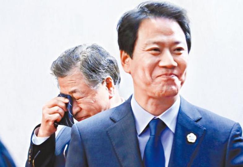■《板門店宣言》發表後,南韓國家情報院院長徐薰在青瓦台秘書室長任鍾皙身後流男兒淚。路透社 ■《板門店宣言》發表後,南韓國家情報院院長徐薰在青瓦台秘書室長任鍾皙身後流男兒淚。路透社