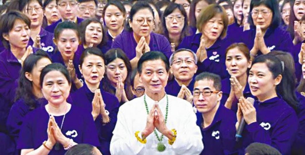 ■妙禪師傅吸引不少信徒。資料圖片■妙禪被拍下在電梯內狠扯女信徒的頭髮。 ■妙禪師傅吸引不少信徒。資料圖片■妙禪被拍下在電梯內狠扯女信徒的頭髮。