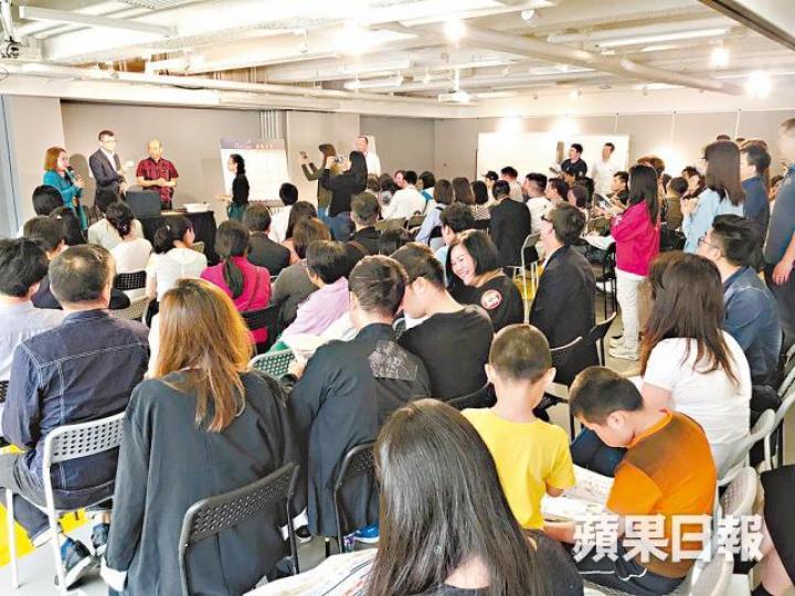 ■悅雅昨展開第二輪銷售,售樓處人頭湧湧。 ■悅雅昨展開第二輪銷售,售樓處人頭湧湧。