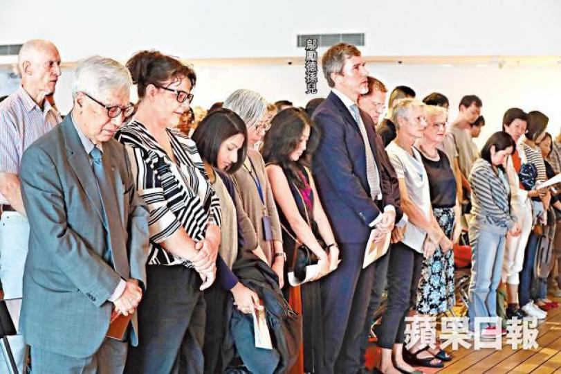 ■300人在放映會上默哀悼念鄔勵德,其孫亦專程來港到場致辭。李家皓攝■鄔勵德在戰俘營時曾繪畫營內情況。■「公屋之父」鄔勵德於今年1月在英國倫敦離世,享年105歲。 ■300人在放映會上默哀悼念鄔勵德,其孫亦專程來港到場致辭。李家皓攝■鄔勵德在戰俘營時曾繪畫營內情況。■「公屋之父」鄔勵德於今年1月在英國倫敦離世,享年105歲。