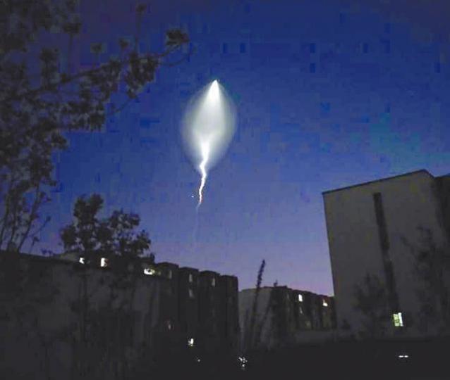 ■華北多地民眾前晚抬頭望向天際,均同時目睹一顆白色的不明物體拖着尾燄升空。■央視節目曾出現高超音速飛行器測試模型。 ■華北多地民眾前晚抬頭望向天際,均同時目睹一顆白色的不明物體拖着尾燄升空。■央視節目曾出現高超音速飛行器測試模型。