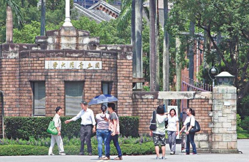 ■教育部駁回管中閔當選台灣大學校長的遴選結果,事件轟動社會。資料圖片■管中閔疑政治色彩鮮明,被綠營及政府狙擊。台灣《蘋果日報》 ■教育部駁回管中閔當選台灣大學校長的遴選結果,事件轟動社會。資料圖片■管中閔疑政治色彩鮮明,被綠營及政府狙擊。台灣《蘋果日報》