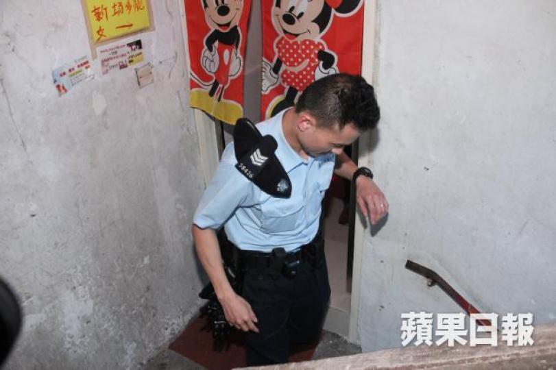 ■警員到一樓一的單位進行調查。唐家輝攝 ■警員到一樓一的單位進行調查。唐家輝攝