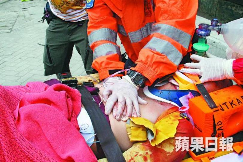 ■懷疑跣腳失足跌落廢料槽的工人送院搶救後不治。翁鈺輝攝 ■懷疑跣腳失足跌落廢料槽的工人送院搶救後不治。翁鈺輝攝