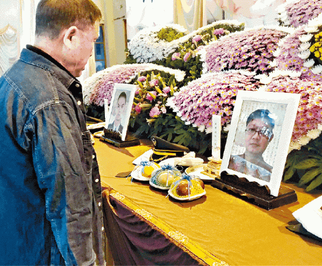 ■游曜陽父親悲傷望着兒子遺像。 ■游曜陽父親悲傷望着兒子遺像。