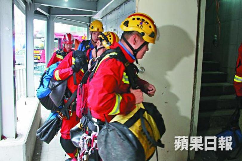 ■消防出動高空拯救專隊協助救援。 ■消防出動高空拯救專隊協助救援。