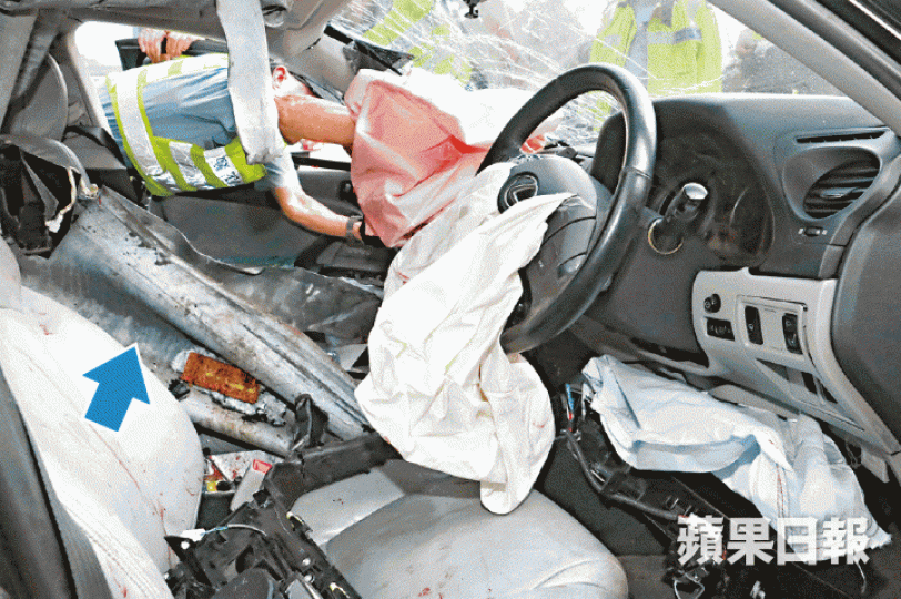 ■凌志房車前座遭一截防撞欄直插(箭嘴示)。謝志輝攝■肇事凌志反彈至路旁,警員在場調查。 ■凌志房車前座遭一截防撞欄直插(箭嘴示)。謝志輝攝■肇事凌志反彈至路旁,警員在場調查。