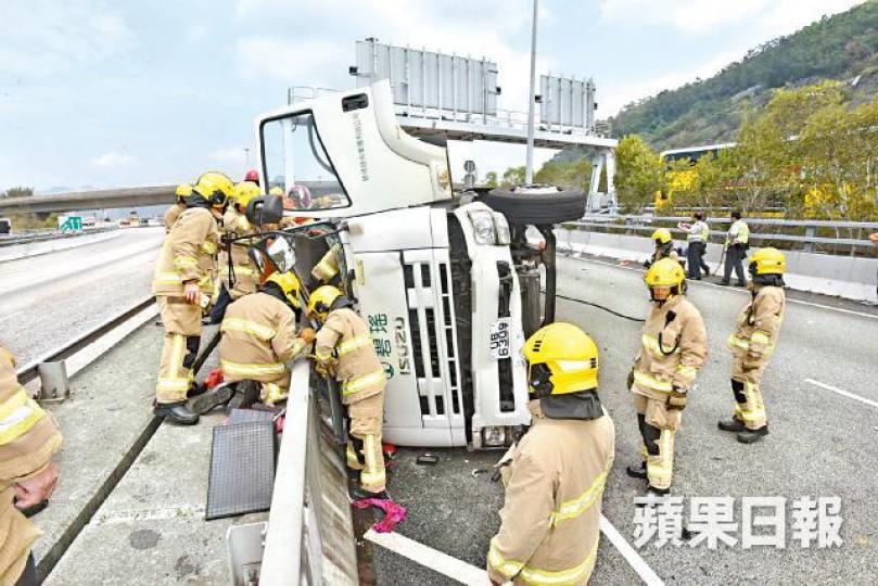 ■肇事垃圾車翻側,大批消防員嘗試救出昏迷被困的司機。■垃圾車司機送院搶救後,延至中午12時證實不治。 ■肇事垃圾車翻側,大批消防員嘗試救出昏迷被困的司機。■垃圾車司機送院搶救後,延至中午12時證實不治。
