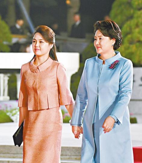 ■南北韓第一夫人金正淑(右)和李雪主在兩韓峯會後晚宴成為焦點。路透社 ■南北韓第一夫人金正淑(右)和李雪主在兩韓峯會後晚宴成為焦點。路透社